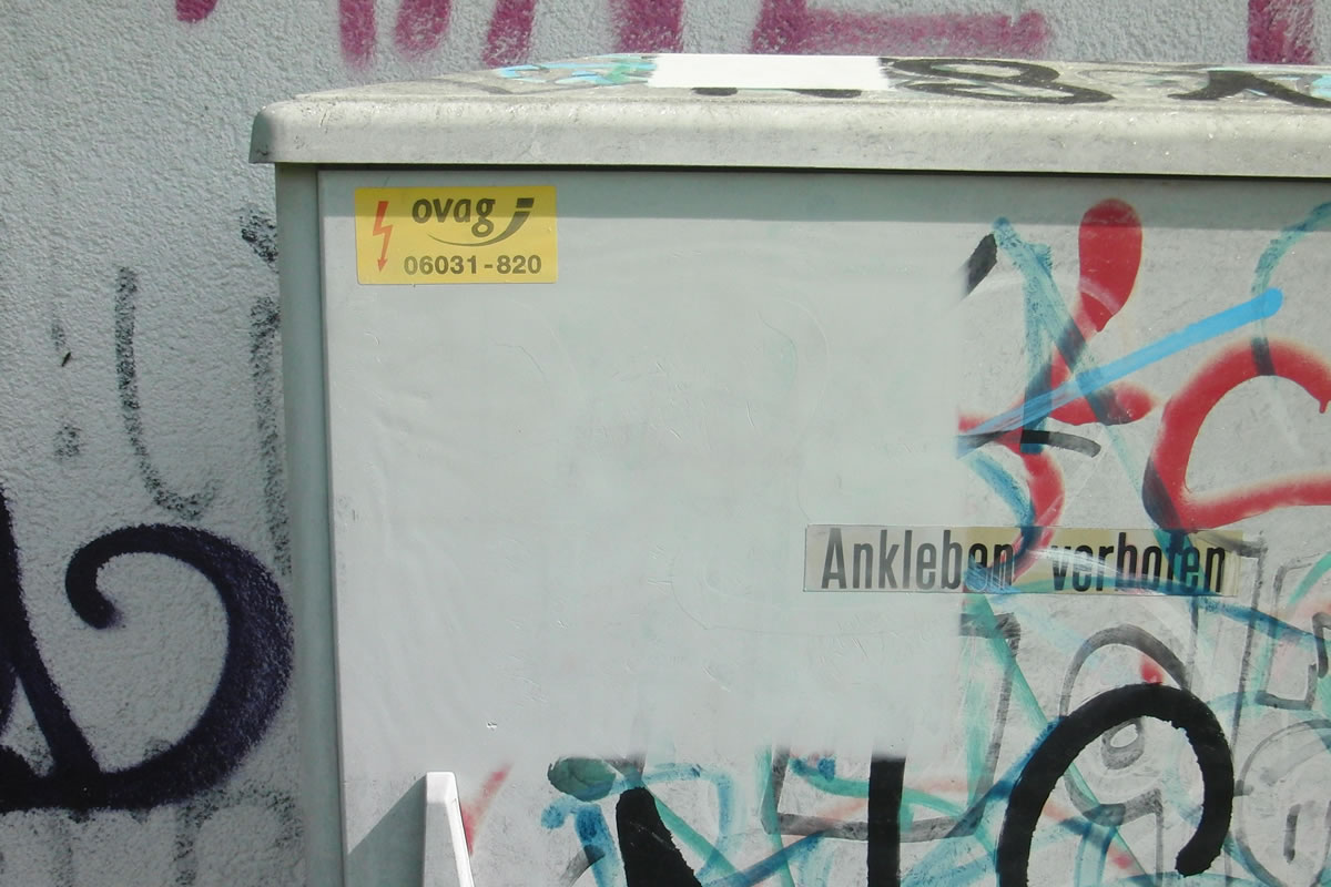 Graffitientfernung auf einer Klinkerfassade - Glasreinigung Rhein-Sieg-Kreis - Unterhaltsreinigung Koblenz - Gebäudereinigung Kubau, Nistertal - Westerwald - Spezialreinigungsunternehmen für Teppichbodenreinigung - Unterhaltsreinigung - Glasreinigung - Koblenz - Rhein-Sieg-Kreis und die Region Westerwald Gebäudereinigung Graffitientfernung - Gebäudereinigung Kubau bietet professionelle Reinigungsdienstleistungen im Westerwald, Koblenz, Rhein-Sieg-Kreis und Umgebung. Wir sind Ihr zuverlässiger Partner für Gebäudereinigung, Glasreinigung, Unterhaltsreinigung, Fassadenreinigung, Bauschlussreinigung, Teppichbodenreinigung, Winterdienst und Hausmeisterdienst