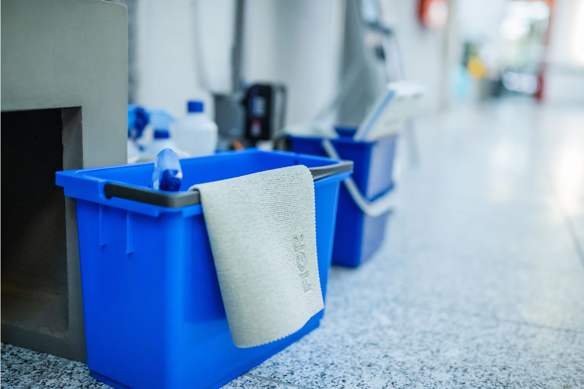 Gebäudereinigung Materiallieferung - Gebäudereinigung Kubau bietet professionelle Reinigungsdienstleistungen im Westerwald, Koblenz, Rhein-Sieg-Kreis und Umgebung. Wir sind Ihr zuverlässiger Partner für Gebäudereinigung, Glasreinigung, Unterhaltsreinigung, Fassadenreinigung, Bauschlussreinigung, Teppichbodenreinigung, Winterdienst und Hausmeisterdienst